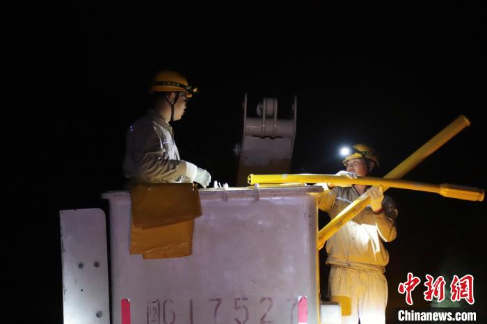 深夜，明溪县供电部门工作人员开展“零点工程”带电检修。　蔡晶 摄