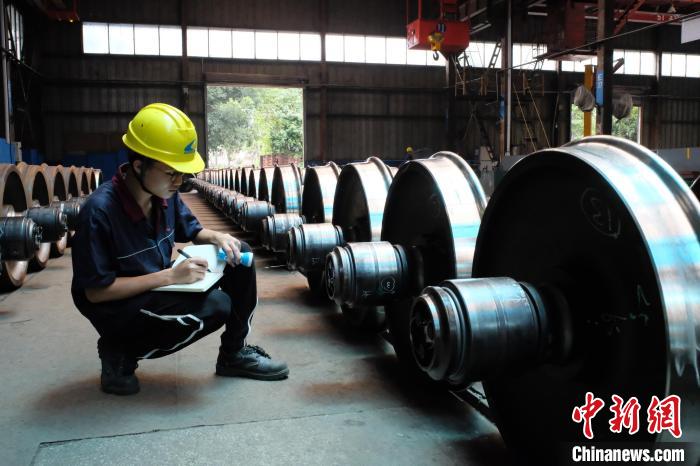 图为工人正在检修铁道车辆轮对。　刘俊聪 摄