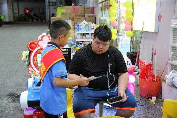 【社会治安重点工作专项行动】福泉公安“反诈夜市”出摊啦!您打卡了吗?