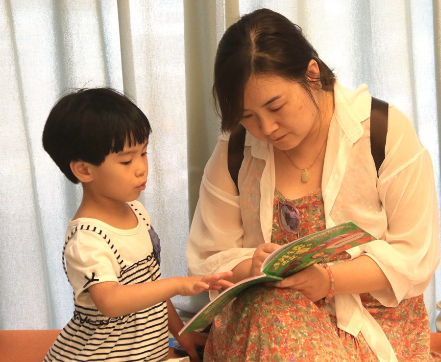 在甘肃省敦煌书局，小朋友在家长的陪伴下阅读图书。张晓亮摄