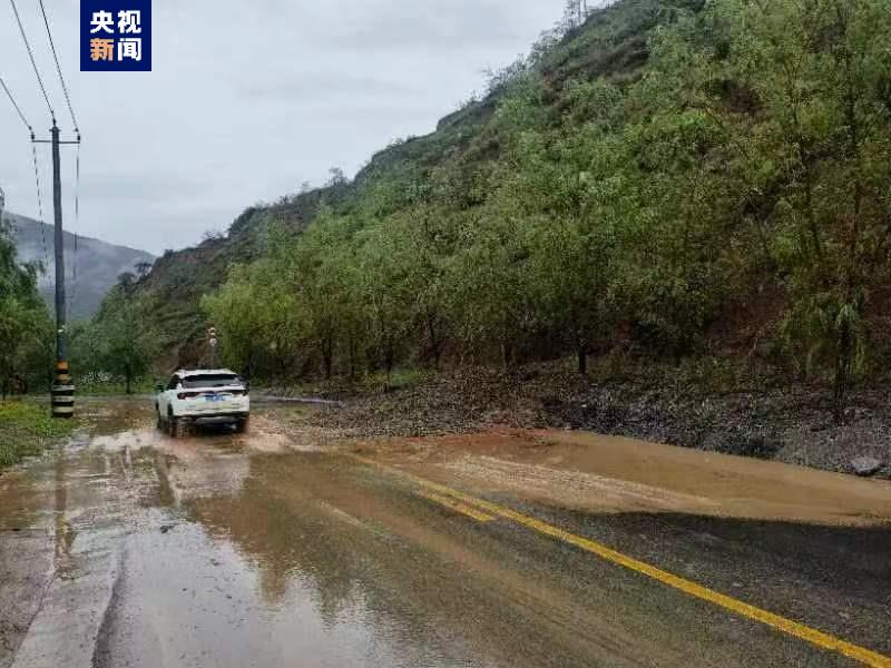 甘肃陇南礼县发生泥石流 国道247线半幅阻断正在抢修