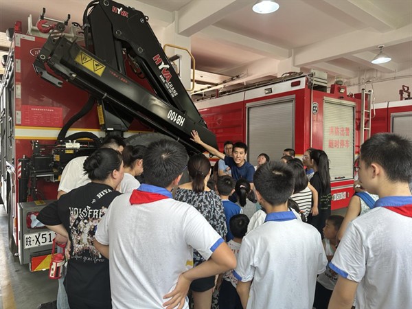朝阳社区开展青少年学习消防安全知识实践活动