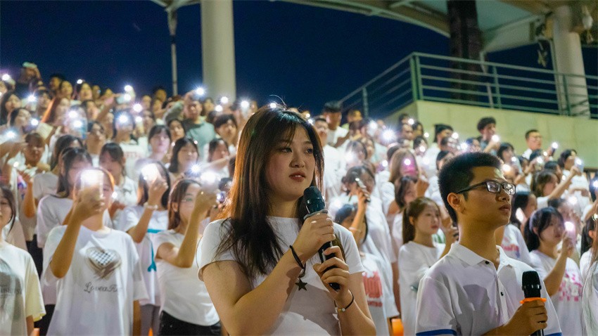 四川城市职业学院：百名大学生为教师“亮灯” 唱响献给老师的歌