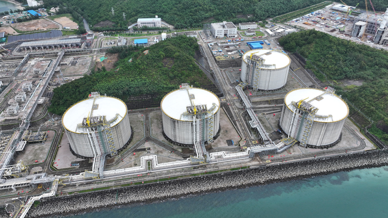 大鹏液化天然气接收站建有4个16万立方米液化天然气储罐。受访者供图