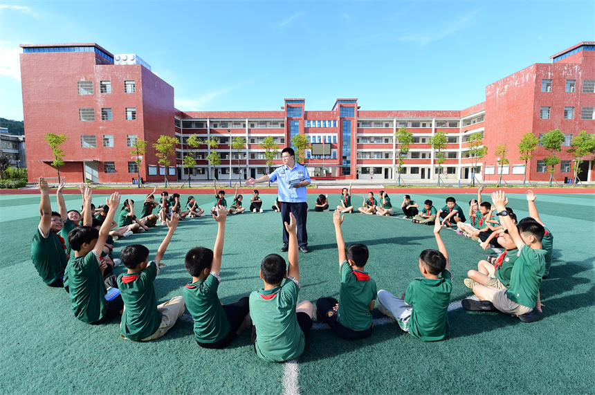 会昌县第八小学学生在参加网络安全知识竞赛互动游戏。吕春华摄