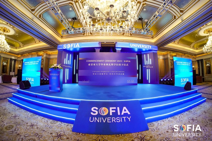 索菲亚大学在北京为200名学生举行毕业典礼