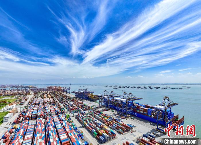 一带一路”10周年）万吨巨轮从广州“千年港口”扬帆起航“丝路海运”动能