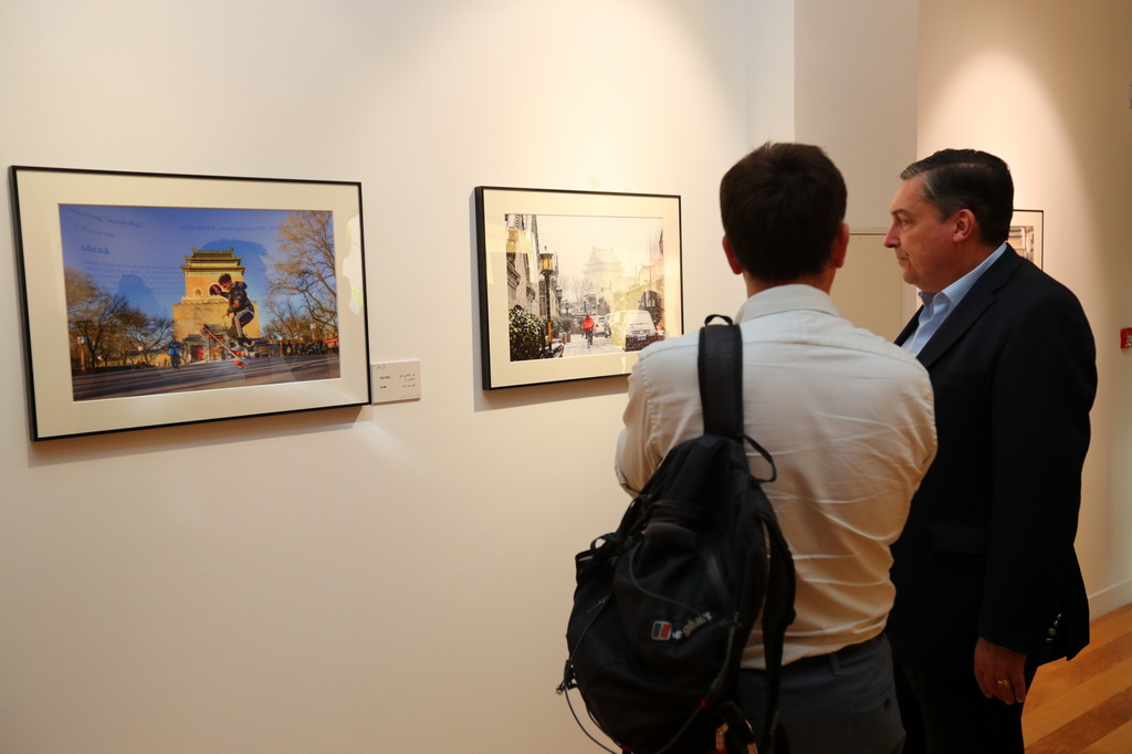 9月18日，人们在卡塔尔多哈参观“你好，北京”摄影展。