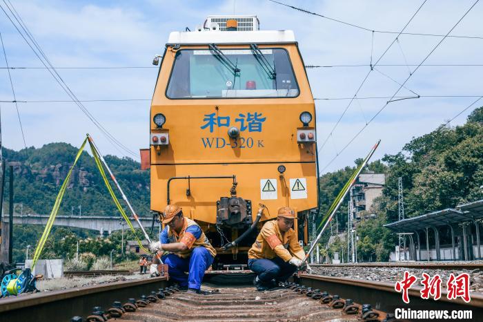 重庆工务段职工为“双节”铁路运输保驾护航