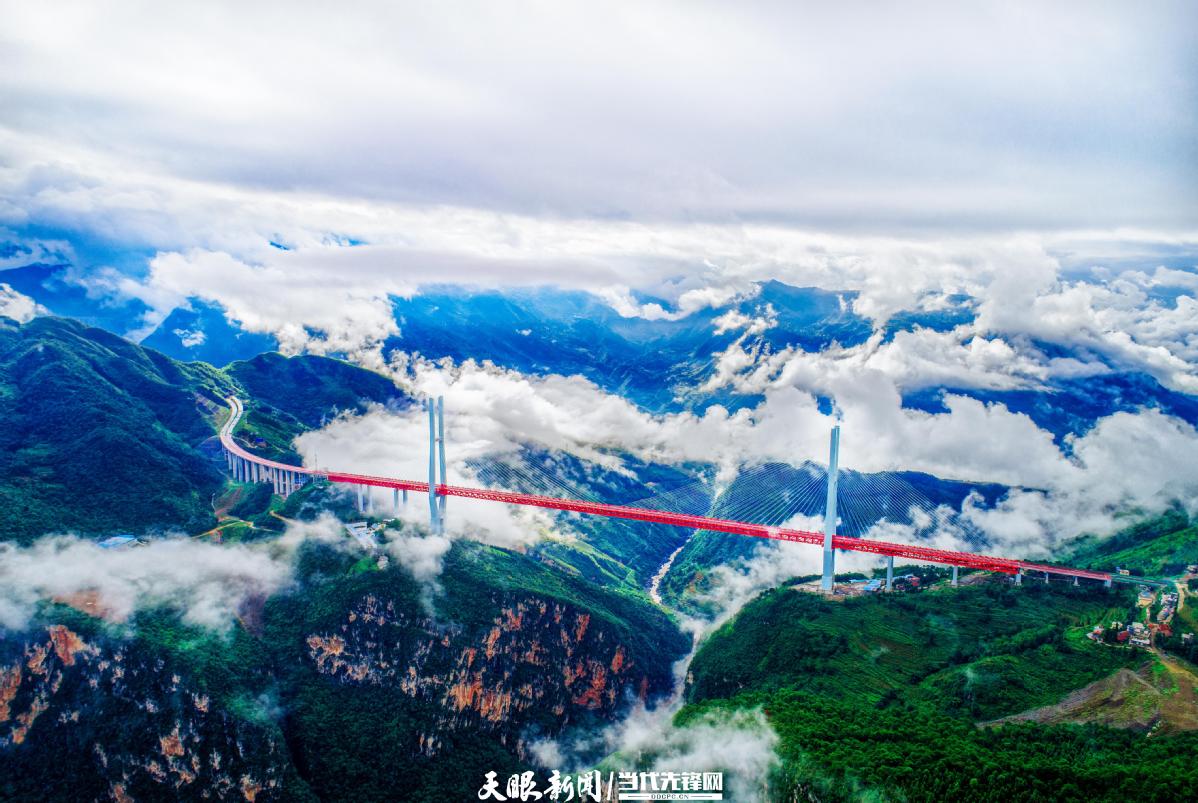 横跨黔滇两省的杭瑞高速贵州境毕节至都格段北盘江大桥，全长1341.4米，桥面到谷底垂直高度565米，为目前世界第一高桥。龚小勇 摄.jpg