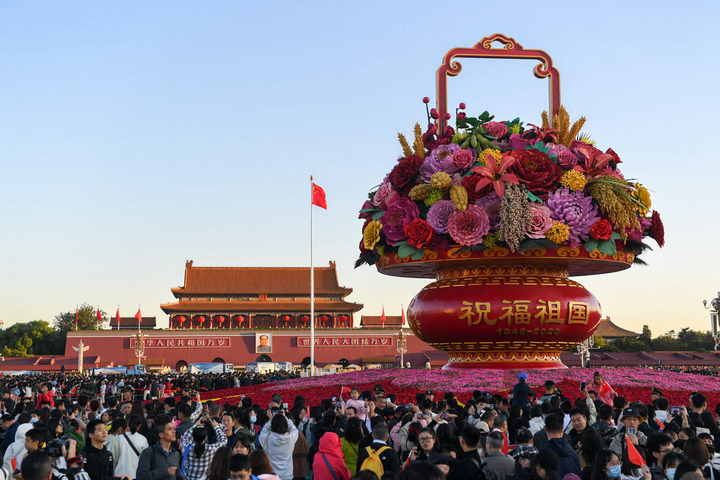 10月1日，在观看升旗仪式后，人们在北京天安门广场参观。新华社记者 鞠焕宗 摄