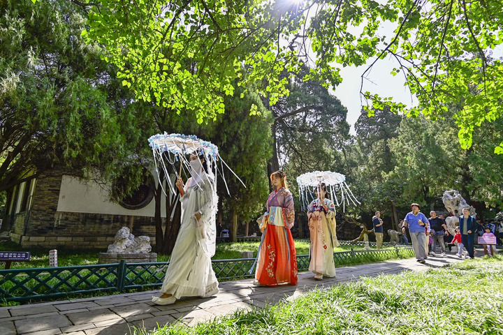 10月5日，游客身着传统服饰行走在山东省青州古城景区。新华社发（王继林摄）