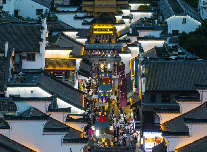 10月3日，游客在浙江省宁波市鼓楼步行街游玩（无人机照片）。新华社发（胡学军 摄）