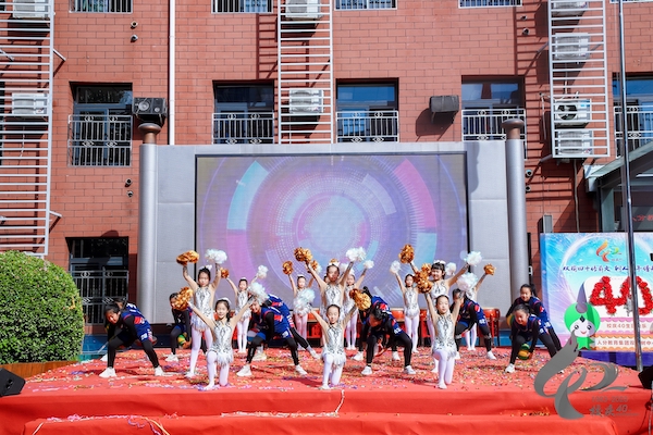 女篮+啦啦操表演《动感地带》.JPG