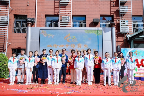 为老教师鲜花.JPG