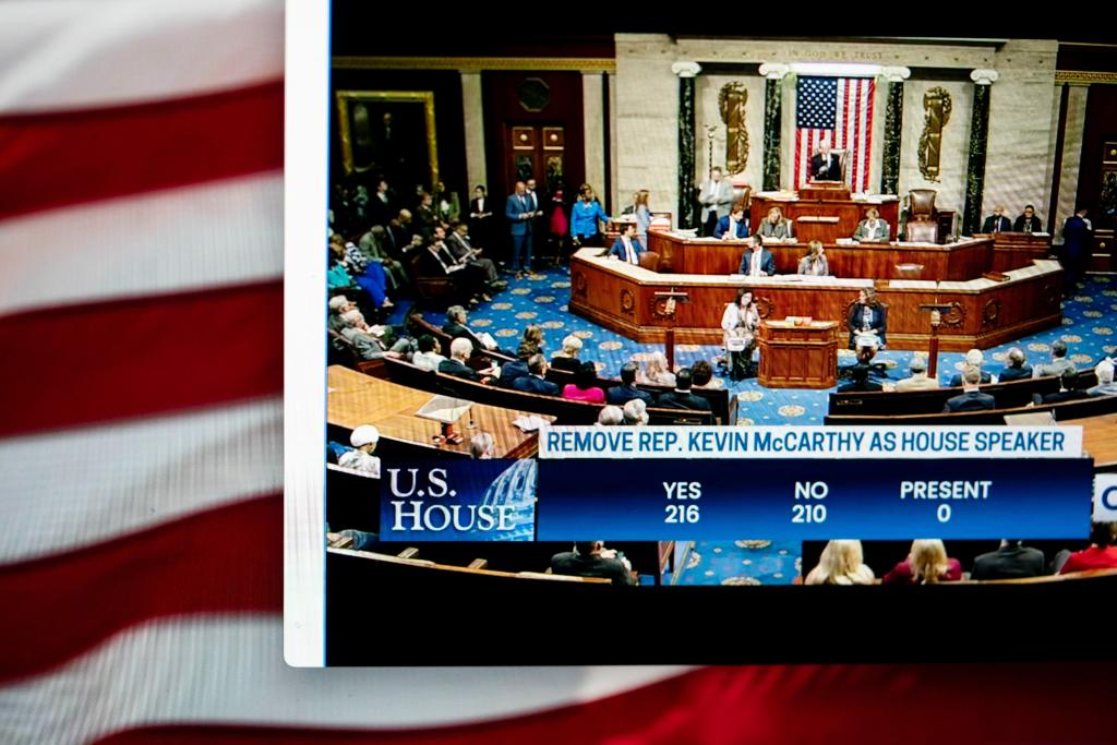 这是10月3日拍摄的美国华盛顿国会众议院投票罢免时任共和党籍众议长麦卡锡的直播画面。新华社记者刘杰摄