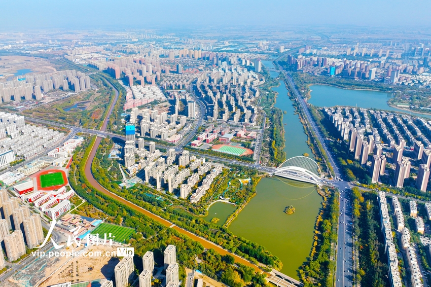 2023年10月24日，宁夏银川，黄河水经唐徕渠横穿整个城市。