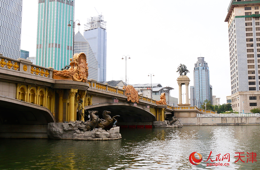 大光明桥始建于1983年，主要得名于桥下的大光明影院，是连接天津市和平区、河东区最重要的主干道之一，日流量约7万人次。在景观设计上着重体现了欧式古典风格和“光明”主题。设计者在桥头建了以“日、月、星、辰”为题的4个欧式桥头堡，“日”象征如日中天，“月”寓意唯美、家好月圆，“星”寓意善良、正直、明朗以及团结协作的精神，“辰”代表爱、美、理解与公平。人民网记者 唐心怡摄