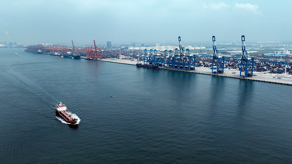10月26日拍摄的钦州港码头（无人机照片）。