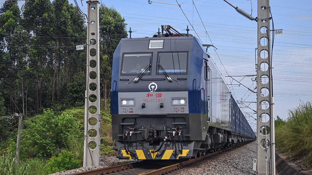一列满载集装箱的火车驶离钦州港东站（10月9日摄）。