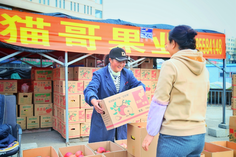 市民在采购能长期储存的水果。国家税务总局延吉市税务局供图  张嘉峰摄