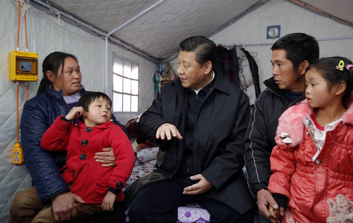 2015年1月19日，习近平总书记来到云南鲁甸县小寨镇甘家寨红旗社区过渡安置点，看望受灾群众。