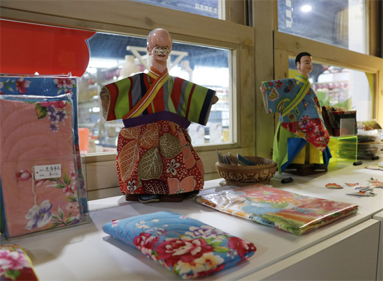 花布与布袋戏相结合的文创产品 东南网记者郑晓丹 摄.jpg