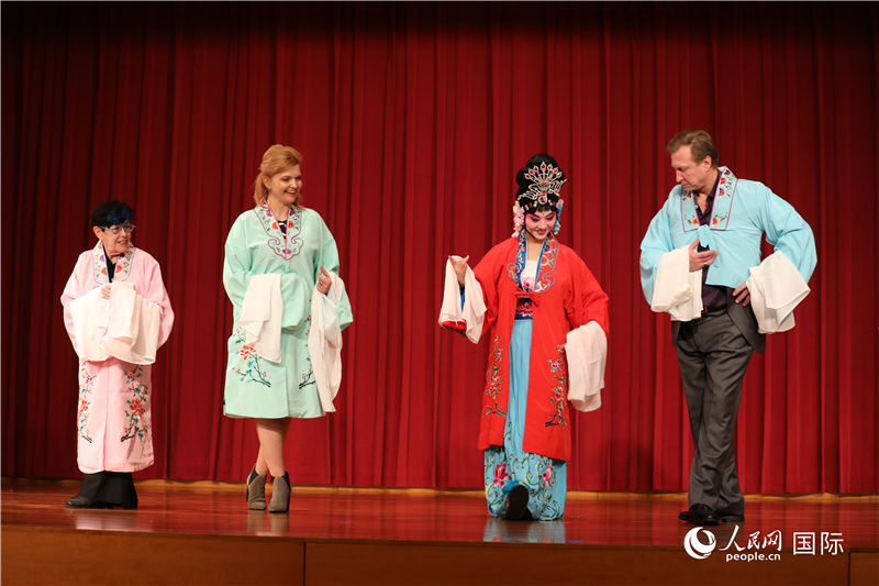 美国当地民众穿上戏服体验京剧文化
。        </div><var draggable=