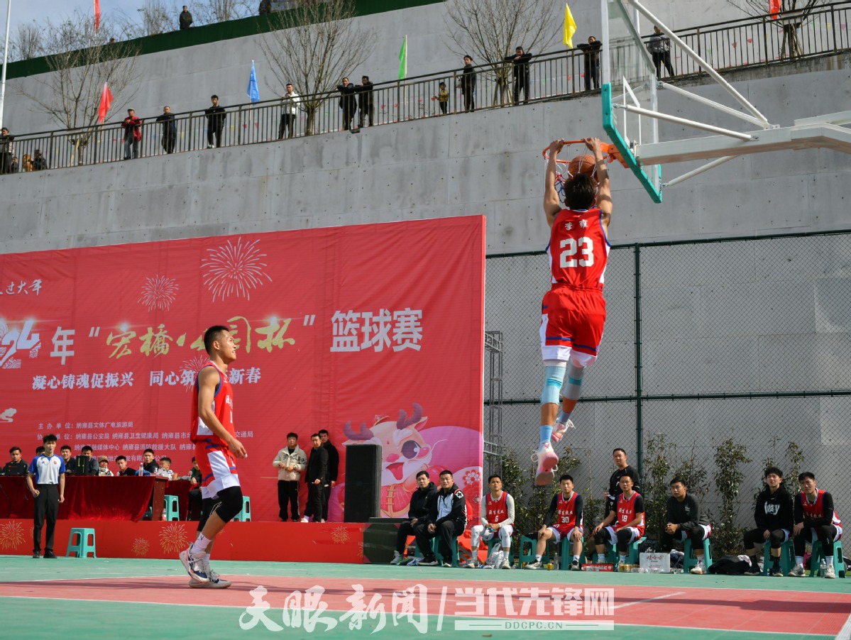 2024年2月12日，纳雍县宏桥公园杯篮球赛，球员飞身扣篮。（周啟刚 摄）.jpg