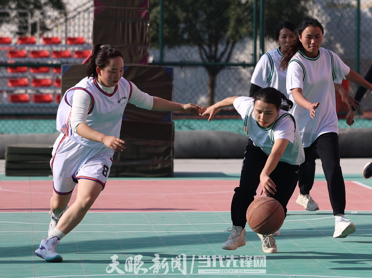 2024年2月12日，纳雍县宏桥公园杯篮球赛，球员在激烈拼抢。（龙林林 摄）.jpg