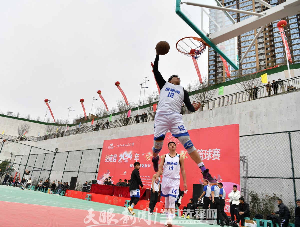 2024年2月12日，纳雍县宏桥公园杯篮球赛赛，球员突破上篮。（周啟刚 摄）.jpg