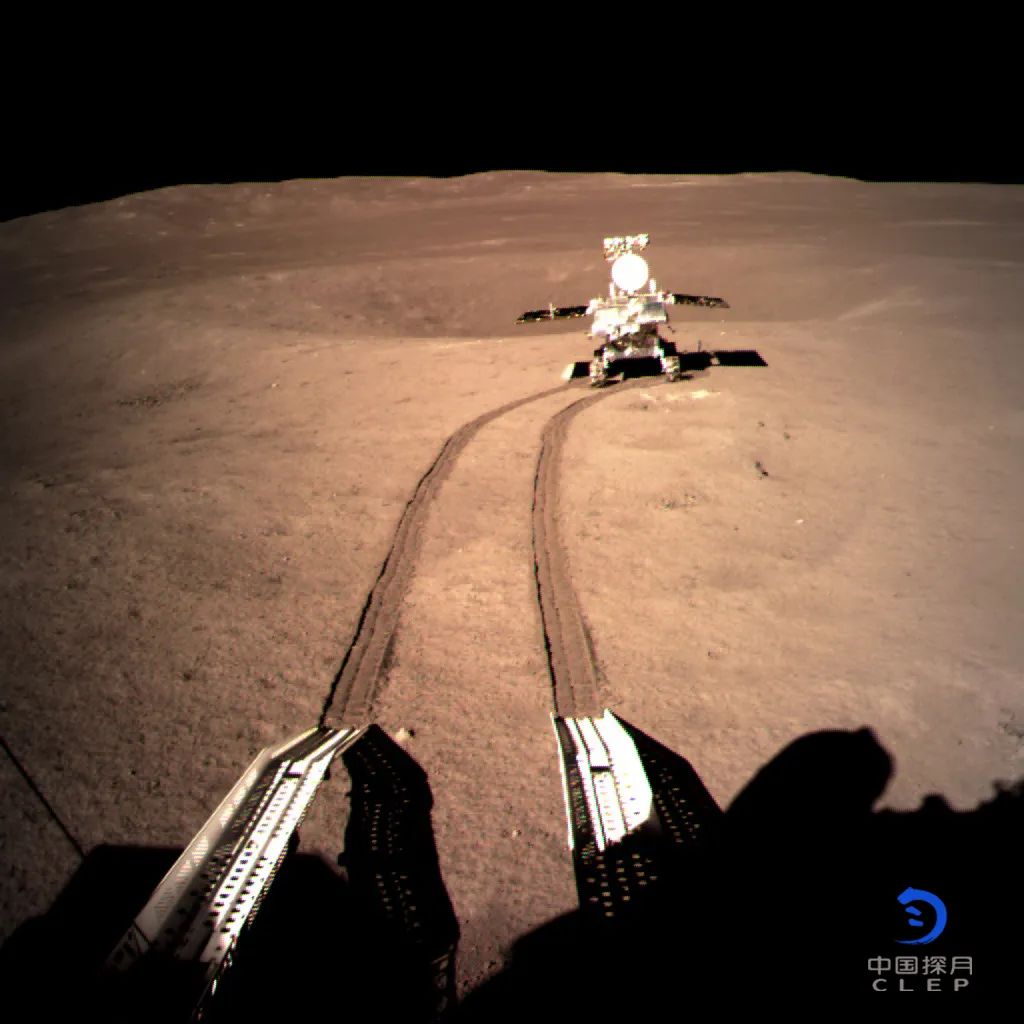 图为着陆器地形地貌相机拍摄的玉兔二号在A点影像图�	。新华社发（国家航天局供图）</p><p>2019年1月3日</p><p>“玉兔二号”成功着陆月球背面</p><p>开启了人类首次</p><p>月球背面软着陆探测之旅</p><p>彼时	，从有到优</p><p>一次次在成长、星河万里</p><p>巡天探宇，国家航天局发布我国首次火星探测任务“天问一号”探测器飞行图像（国家航天局供图）