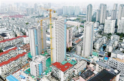 近日，上海市靜安區(qū)談家橋城市更新項(xiàng)目建設(shè)正在穩(wěn)步推進(jìn)。圖為項(xiàng)目施工現(xiàn)場(chǎng)。  新華社記者 方 喆攝