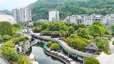 重庆市酉阳土家族苗族自治县把“口袋公园”建设作为推进城市更新工作的重要举措，利用城市街头边角、闲置地块、河道两岸等建设了一批“口袋公园”和“体育公园”。图为近日，市民在酉阳土家族苗族自治县桃花溪“口袋公园”休闲。  邱洪斌摄（人民视觉）