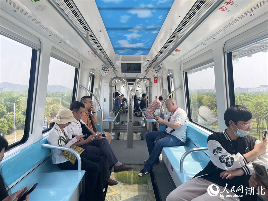 武汉光谷空轨成为新晋网红打卡点，市民纷纷前来体验。人民网记者 周恬摄