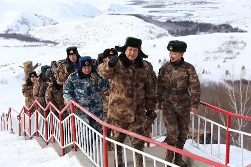  2014年1月26日上午，習(xí)近平來(lái)到內(nèi)蒙古邊防某團(tuán)三角山哨所，看望正在執(zhí)勤的戰(zhàn)士。新華社記者 李剛 攝