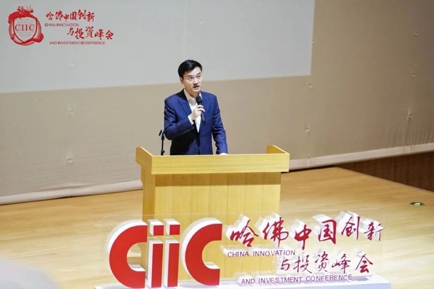 人站在桌子前



低可信度描述已自动生成