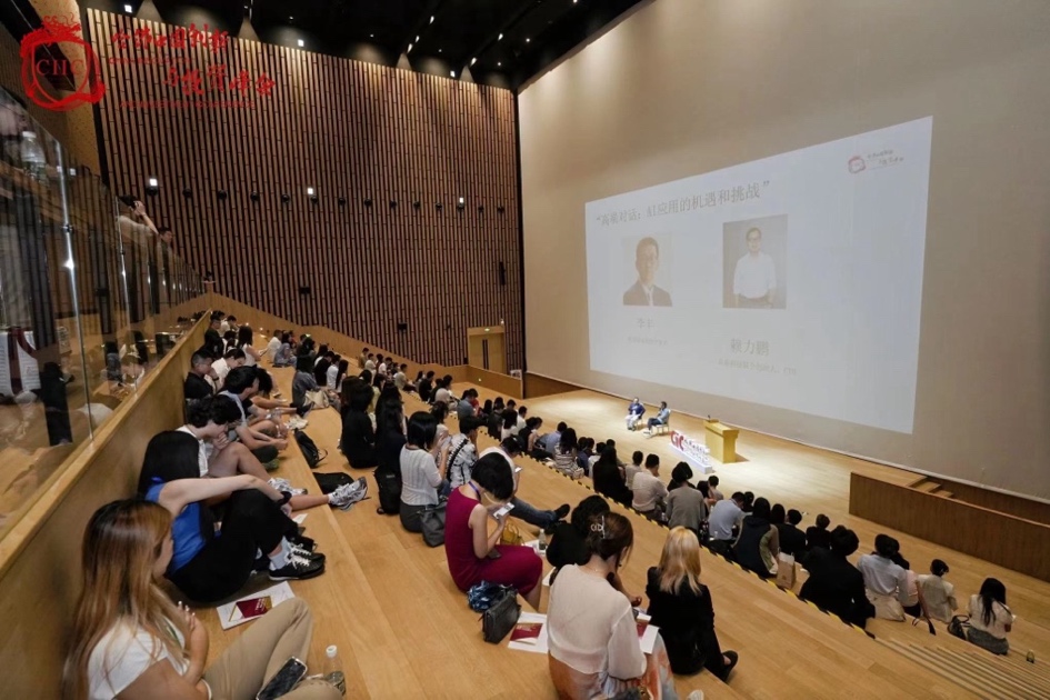 大厅里的人们



描述已自动生成