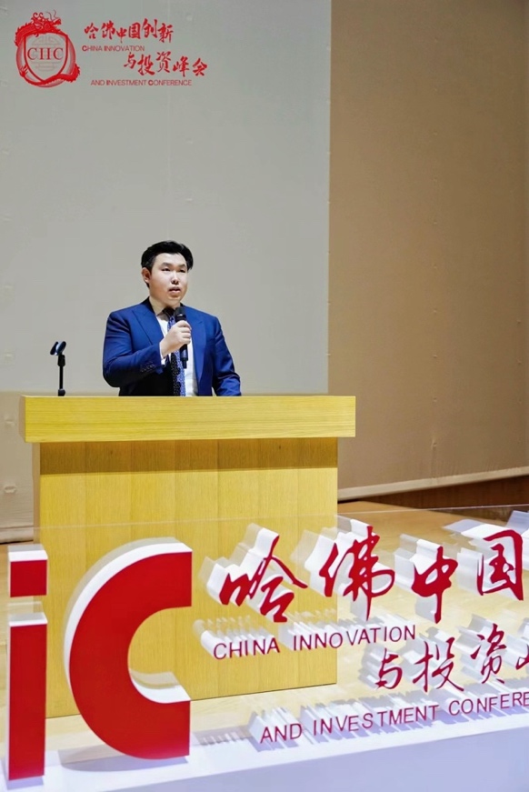 图片包含 室内, 桌子, 盒子, 男人



描述已自动生成