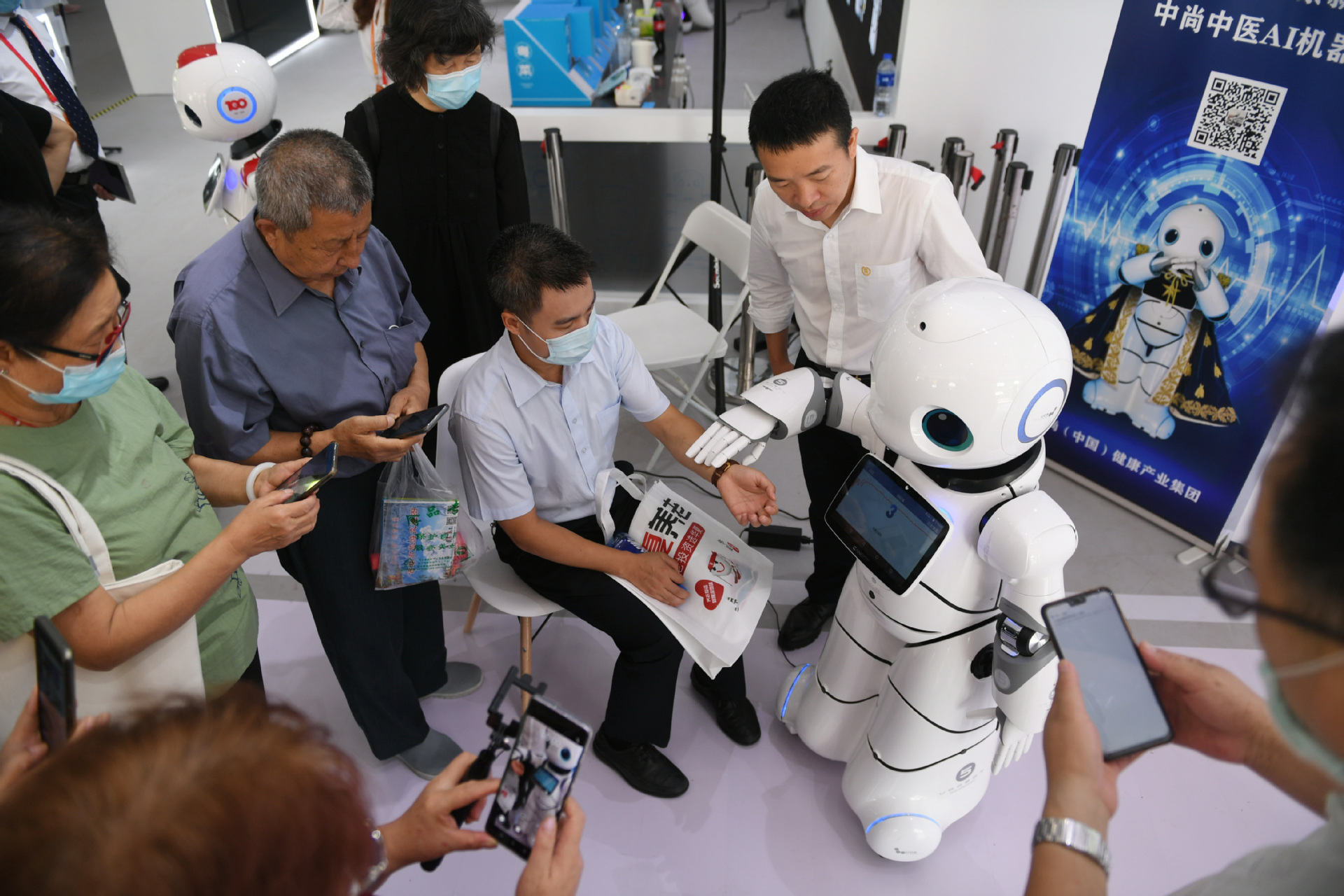 High-tech medical robots debut at Beijing fair - Chinadaily.com.cn image