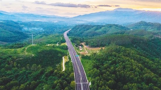 海南高速最長隧道貫通半年內將有三條高速公路通車