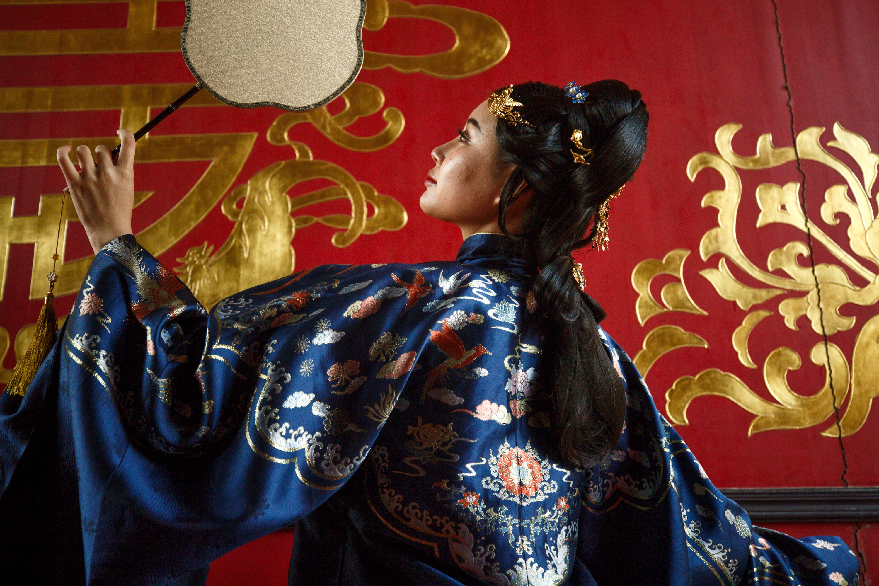 模特在颐和园"华服赏乐贺重阳"秀场展示华服.