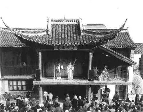 1925年,荣华茶园改为荣华大戏院兼放电影,成为杭州首家电影院.