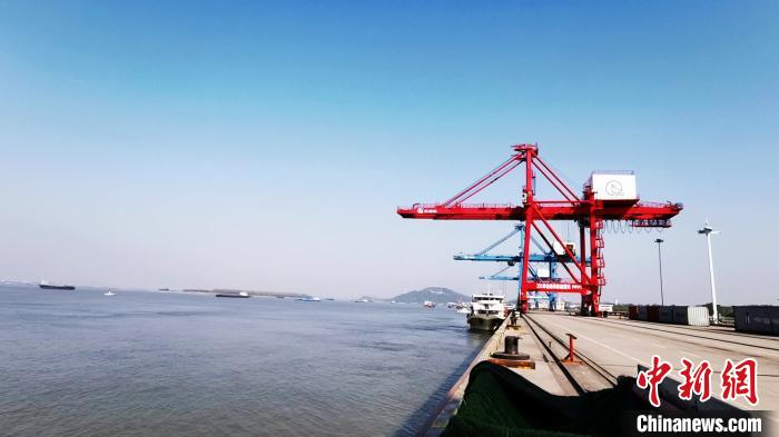 船只停靠在芜湖港口 张强 摄