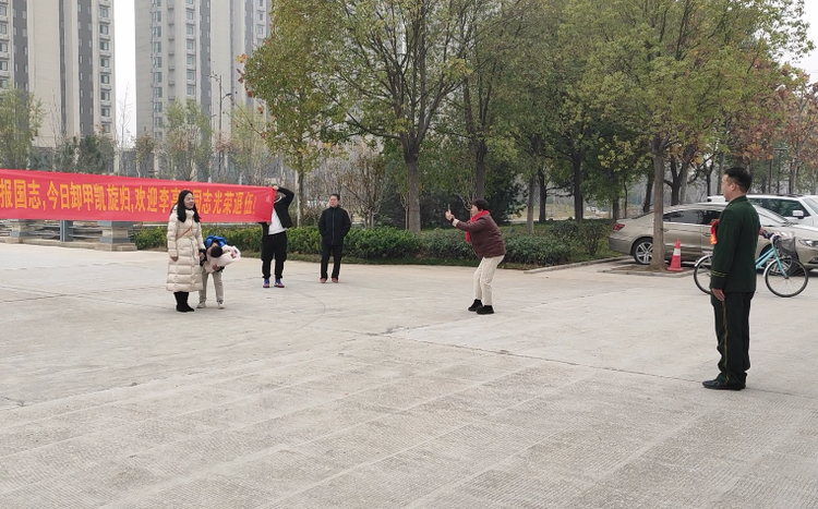 糖分超高的退伍仪式!16年老兵退伍回家,全家举条幅迎接……