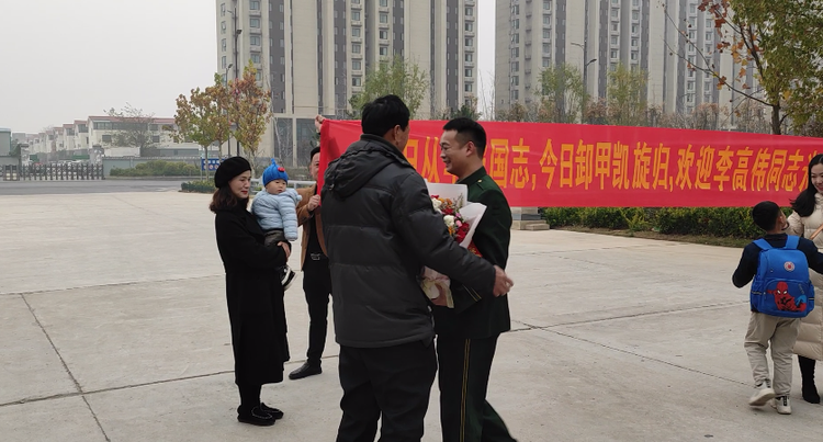 糖分超高的退伍仪式!16年老兵退伍回家,全家举条幅迎接……