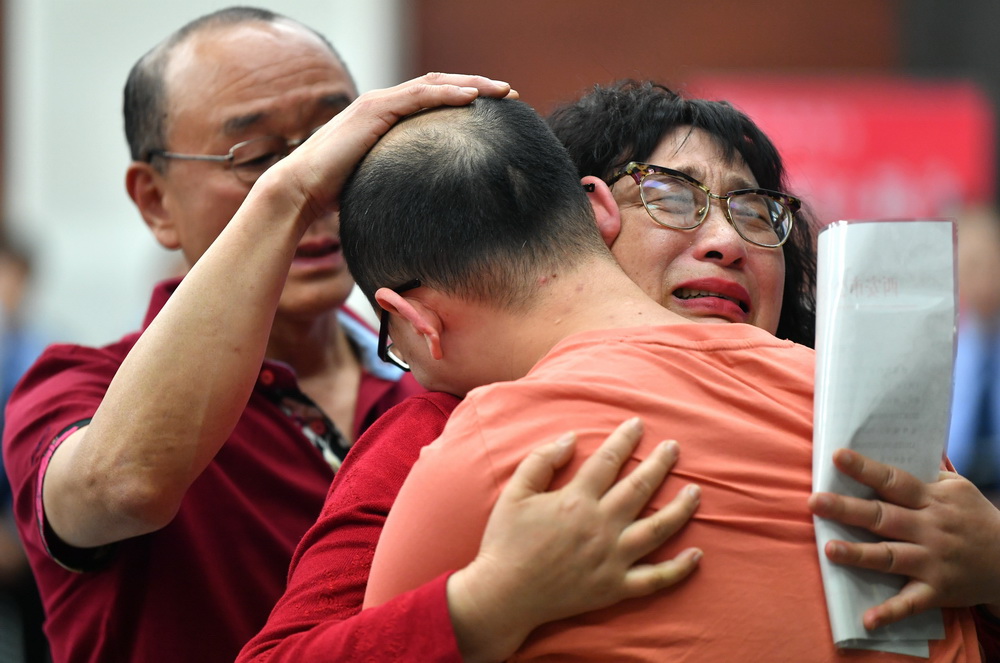 5月18日，在陕西西安，一对夫妇与失散32年的儿子毛寅拥抱。毛寅两岁时被拐走，公安机关经过不懈努力成功将其找回，一家人终得团聚。新华社记者 张博文 摄