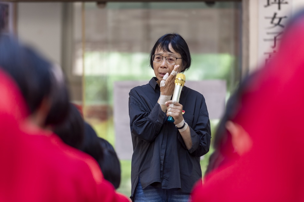 9月5日，云南丽江华坪女子高级中学校长张桂梅在给学生们上课时落泪。2008年，张桂梅创办华坪女高，招收的学生大多来自贫困山区，不少学生基础差，甚至中考分数远低于当地高中的最低录取线。12年来，经过张桂梅的悉心调教，已有1800多名大山女孩从这里考上大学。由于连续多年高负荷工作，患有骨瘤、肺气肿等疾病的张桂梅身体已不堪重负，但她仍坚守在学生身旁，燃烧自己，照亮大山女孩的梦。新华社发（陈欣波 摄）