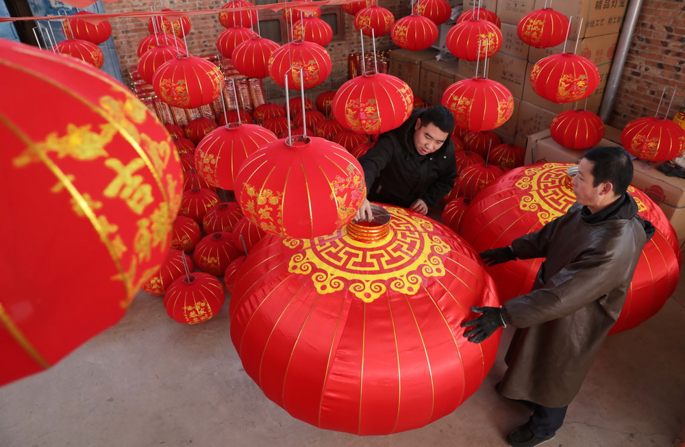 12月21日，在河南省武陟县西陶镇石荆村一家灯笼加工厂，顾客在挑选大红灯笼。