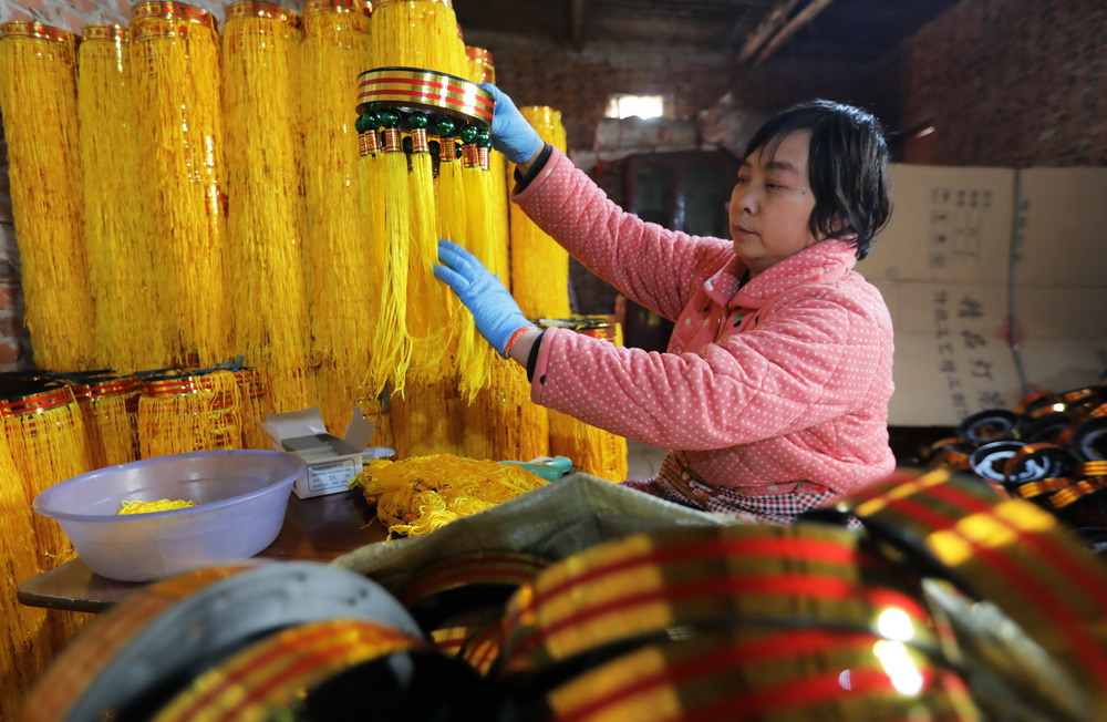 12月21日，在河南省武陟县西陶镇石荆村一家灯笼加工厂，工人在制作灯笼。
